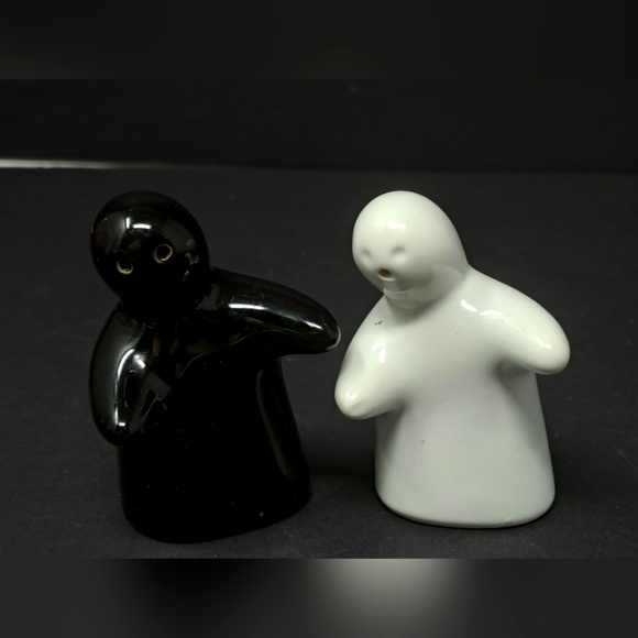 Hugging Ghost Black And White Salt And Pepper Shakers - Picture 5 of 6